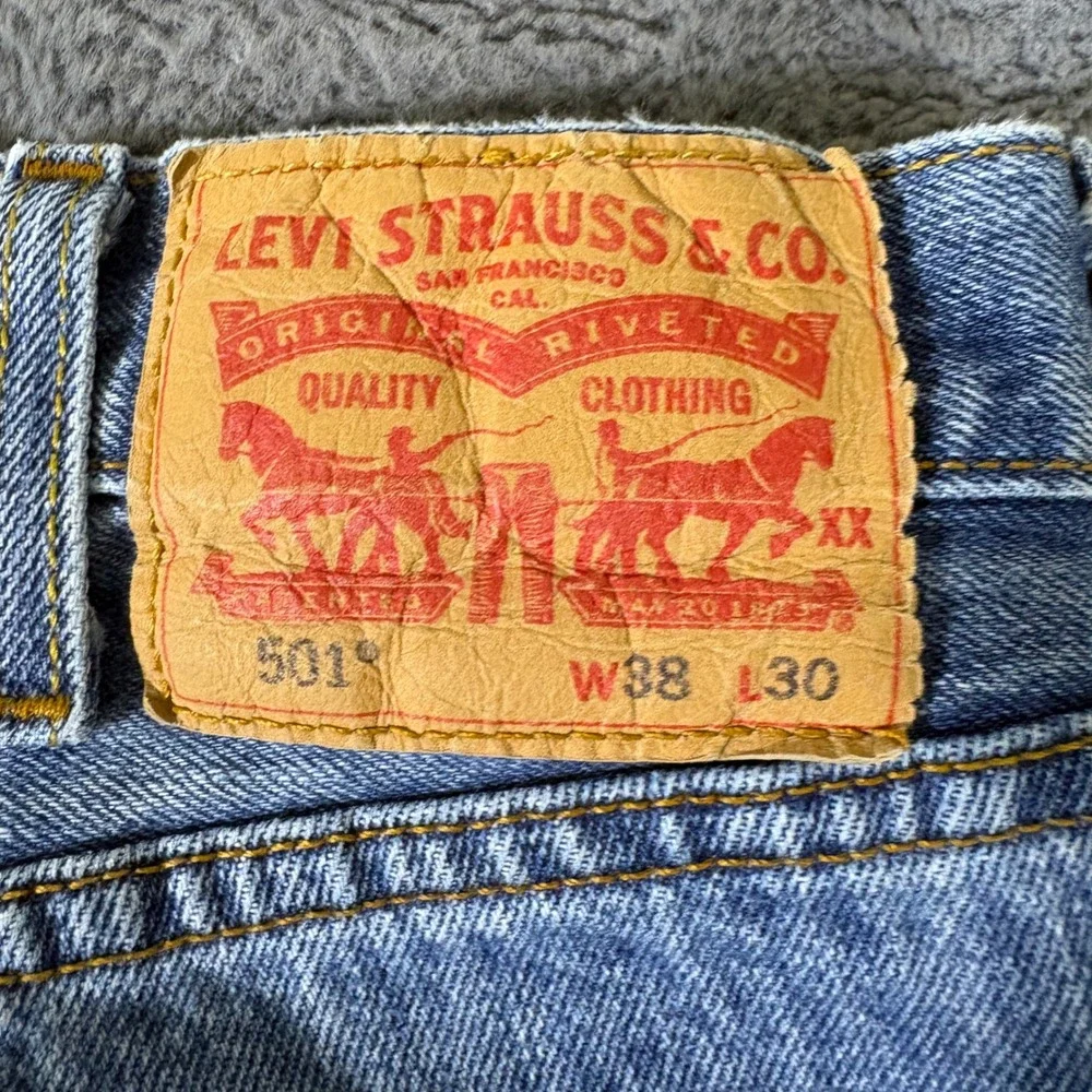 Levis 501 Original Fit Mens 38x30 Medium Wash Blue Straight Leg Button Fly Jeans